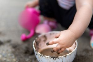 保育実習で 泥んこあそび を楽しもう ねらいやアイディアもご紹介 幼保就活教えてinfo