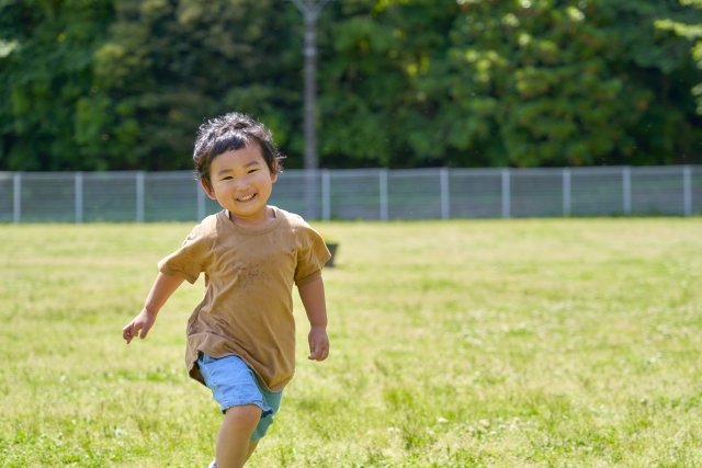 元気に駆け回る子供