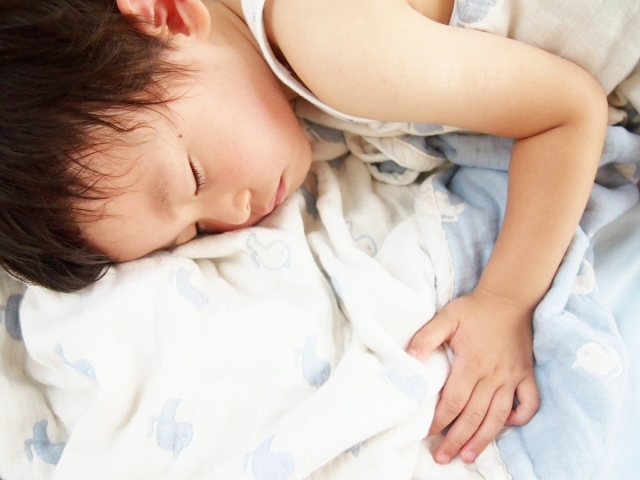 午睡中の子ども