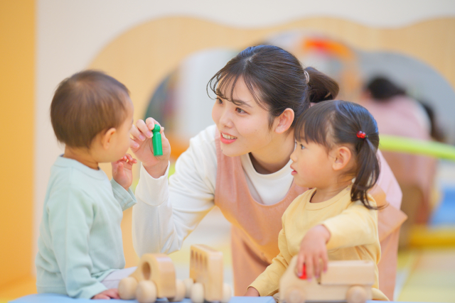 子どもと遊ぶ保育士