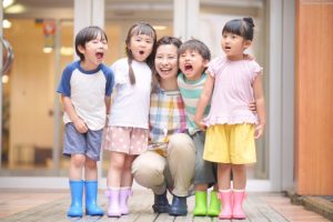 保育　雨　長靴の子どもと保育士