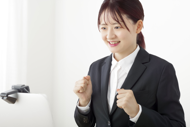 PCに向かうスーツ姿の女性