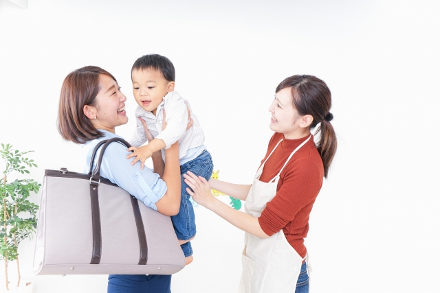 保護者とコミュニケーションをとる保育士