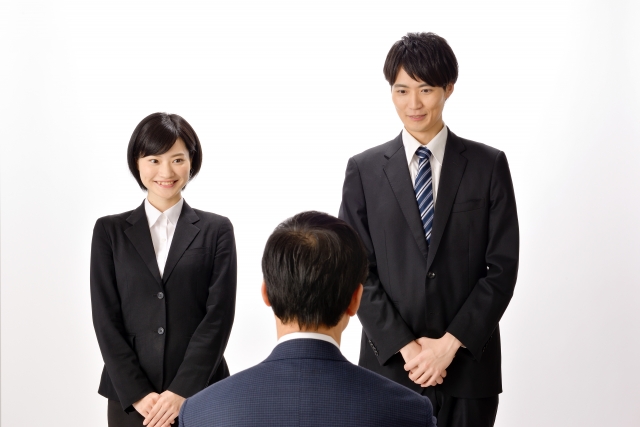 面接をする男性と女性
