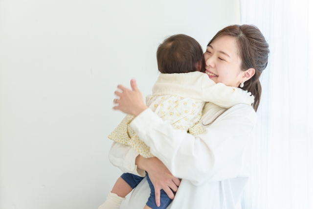 子どもを抱きしめる女性