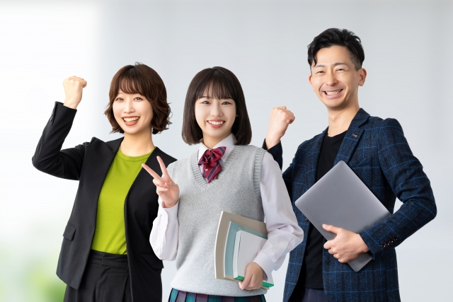 男性一人　女性二人　ガッツポーズ