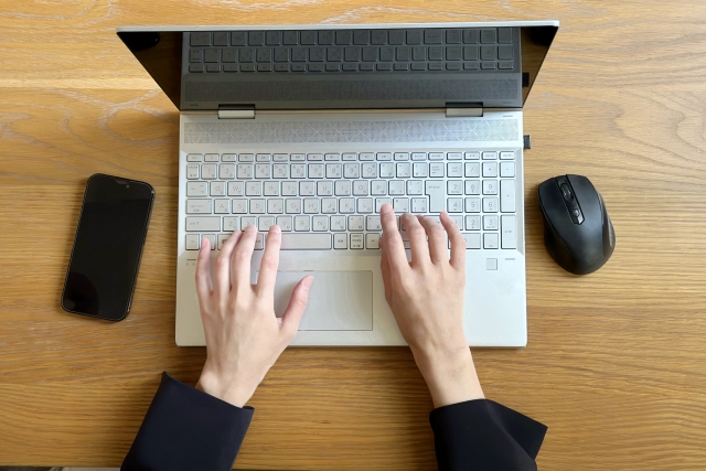 PCとスマホ　タイピングする手元のアップ