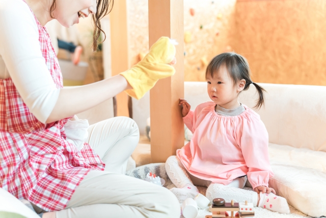 手袋シアターに興味を示している子ども