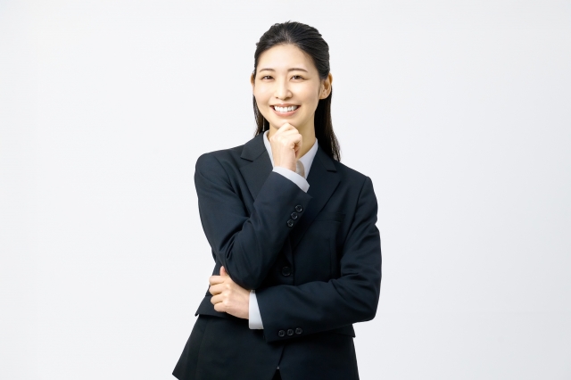 スーツで笑顔の女性