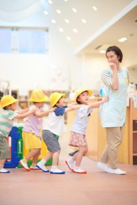 保育士　園児　電車ごっこ