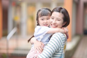 ハグをする保育士と子ども