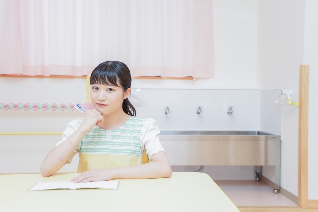 考える保育士