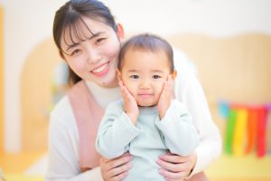 微笑む保育士