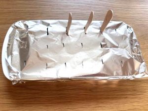 製氷器にアルミホイルを被せる