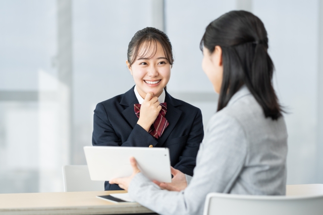 高校生とPCをもつ女性