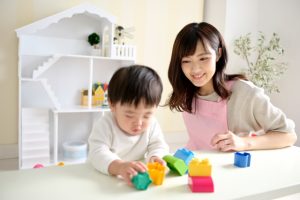 子どもと遊ぶ保育士