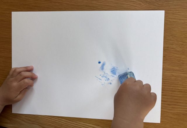 氷絵の具を画用紙の上で動かす