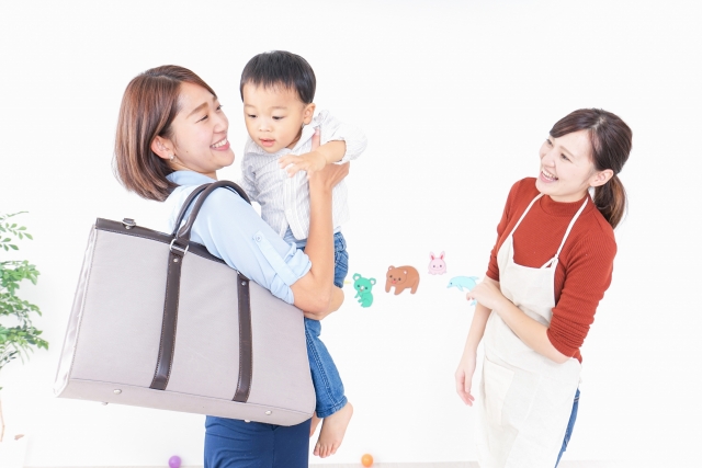 保育士と保護者と子ども
