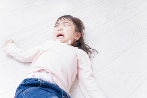 嫌がる　泣く子ども