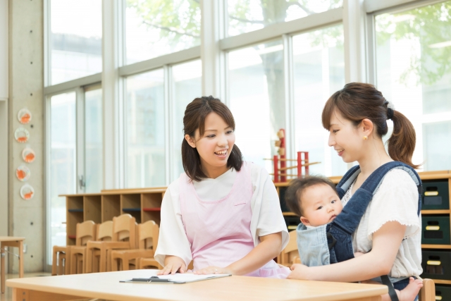 保育士と保護者