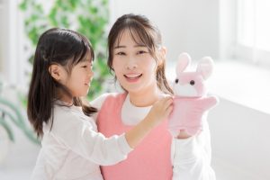 パペットを持つ保育士