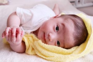 寝返りする赤ちゃん