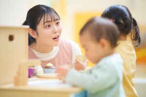 子どもに話しかける　保育士