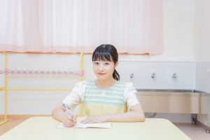 仕事中の保育士