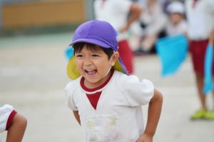 運動会　保育園　笑顔の子ども