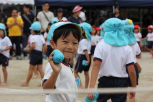 運動会　玉入れ　笑顔のこども