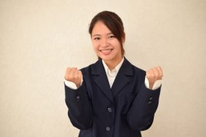 保育学生　笑顔で頑張るポーズ