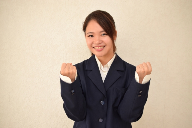 オリエンテーションに臨む保育学生　笑顔で頑張るポーズ