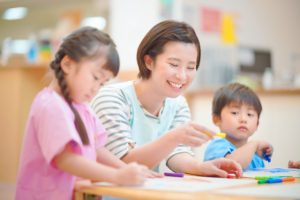 保育士と子ども