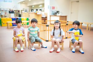 並んで椅子に座る園児
