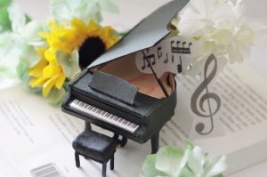 ピアノと花　歌うように音符
