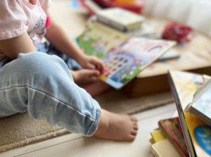 絵本を見る子ども