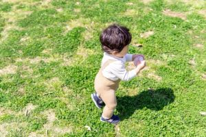 あんよする赤ちゃん