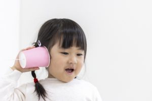 糸電話で話す子ども