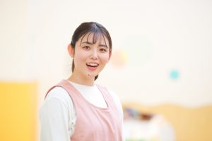 見守り　挨拶する　保育士