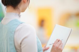 メモをとる　保育士