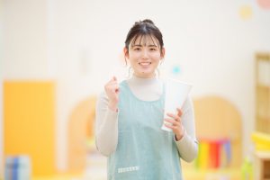 笑顔で応援するポーズ　保育士