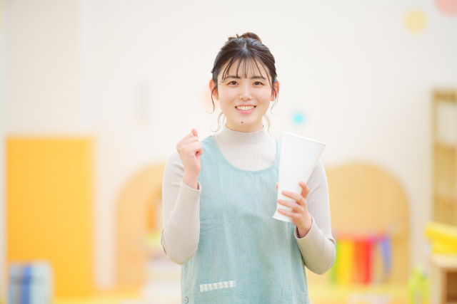 笑顔で応援するポーズ　保育士