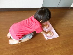雑巾で掃除をする　子ども
