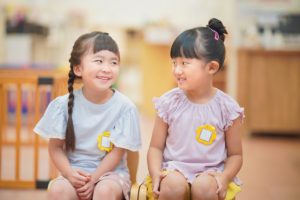 並んで座る子ども2人