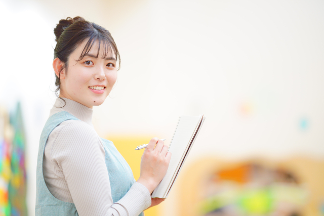 エピソード記録のポイントをメモする　保育士の女性