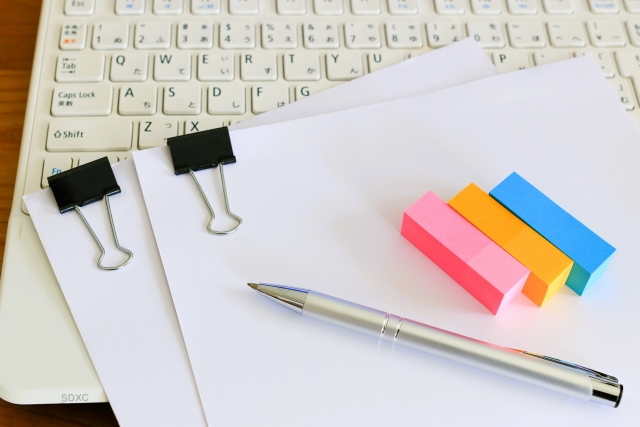 PC上にある複数の書類と付箋
