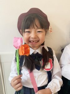 手作りプレゼントをもらう女の子