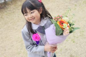 卒園式　花束をもつ女の子