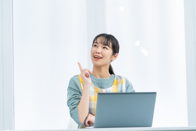 PCに向かい何かをひらめく保育士　施設実習　感想文　NG表現　OK表現