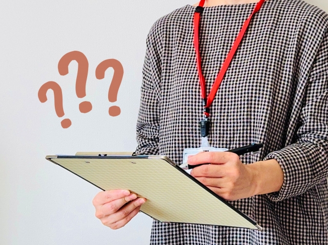 バインダーに記入する人物　施設実習感想文